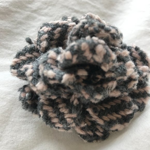 CHANEL  tweed camellia pin - Picture 2 of 3